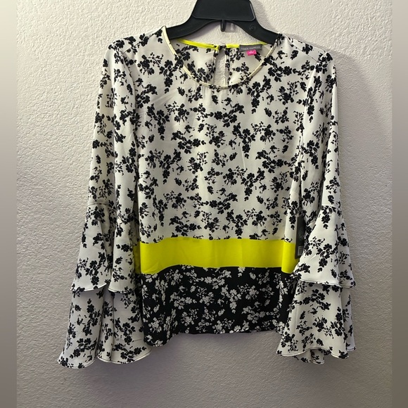 Vince Camuto Women's Printed Tiered-Bell-Sleeve Top White Birch S - Picture 3 of 14